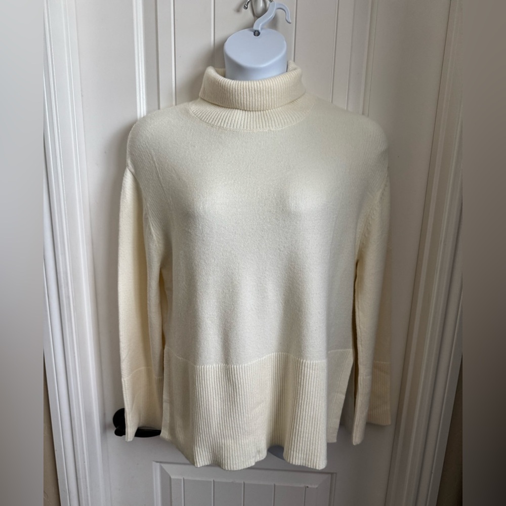 NWOT Zesica Relaxed Silhouette Turtleneck Sweater Ivory, Side Vents, Size Large